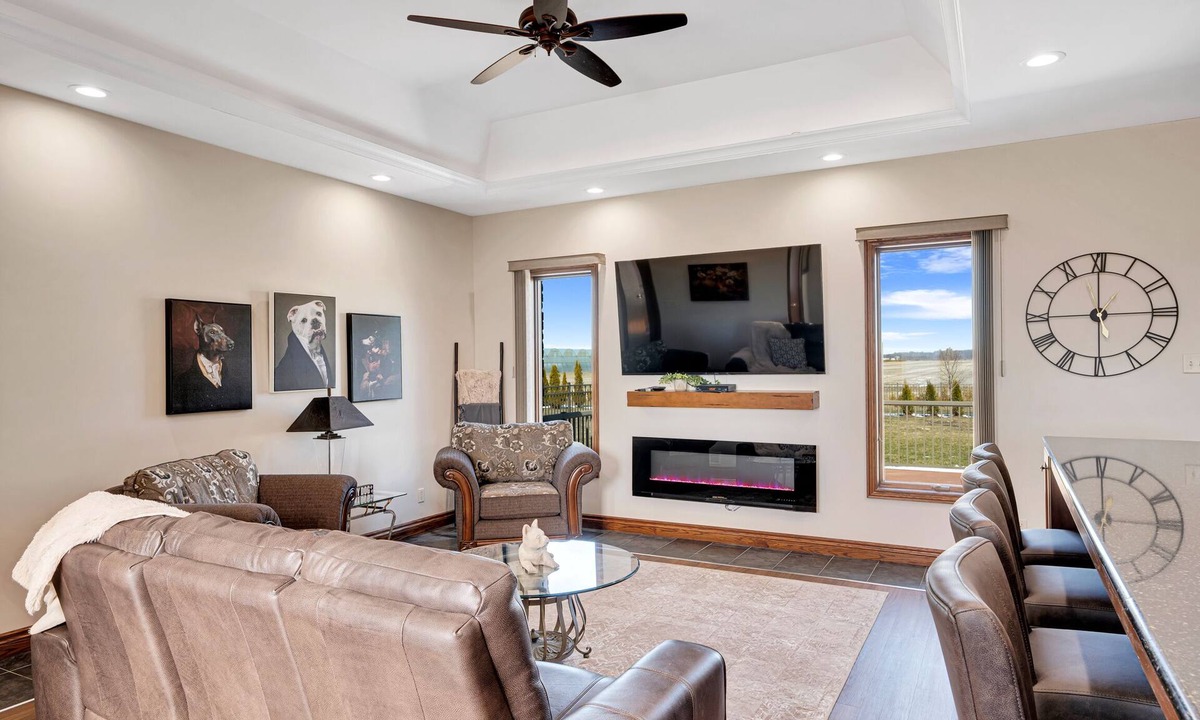 Kingsville House | Spacious country lot, minutes from downtown Kingsville !