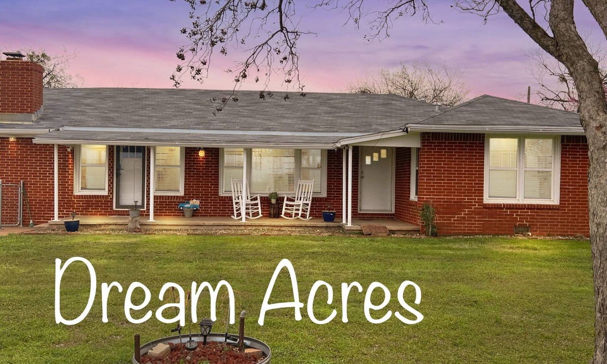 Clay House | Spacious Country Retreat Close to Everything. Peaceful home base. Dogs ok.
