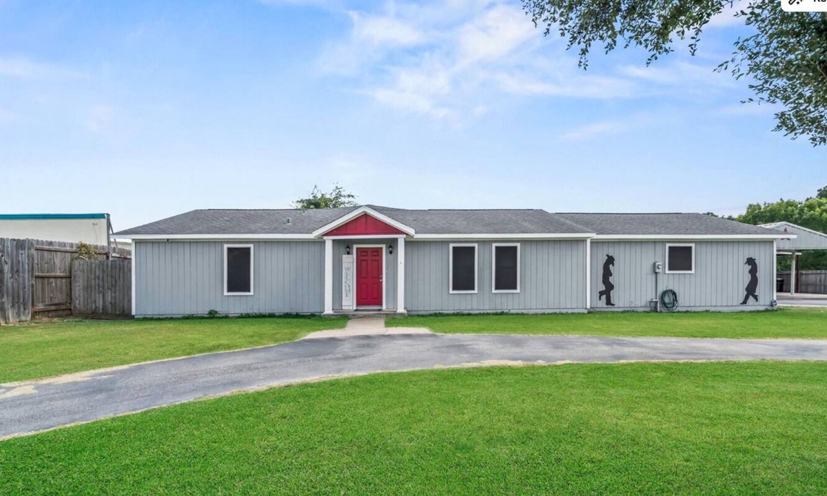 Waller House | Spacious Country Retreat with Easy Houston Access