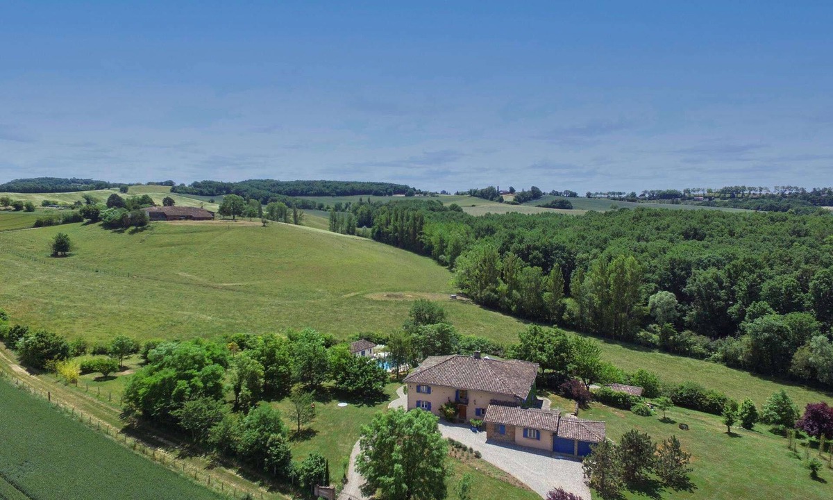 Lisle-sur-Tarn Villa | Spacious Countryside Villa, Games Room, Private Heated Pool & Large Grounds - 5mins from Salvagnac!