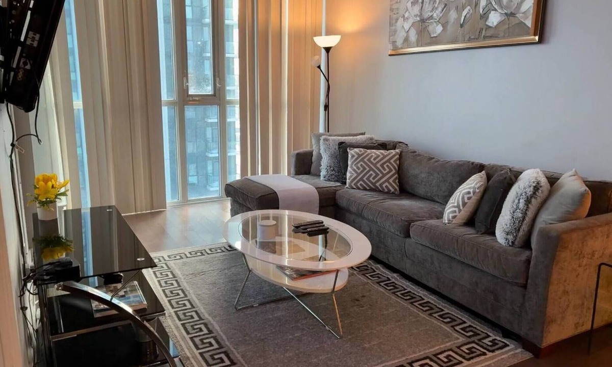 Downtown Mississauga Condo | Spacious-cozy 2bed Condo in Square Ones Misissauga