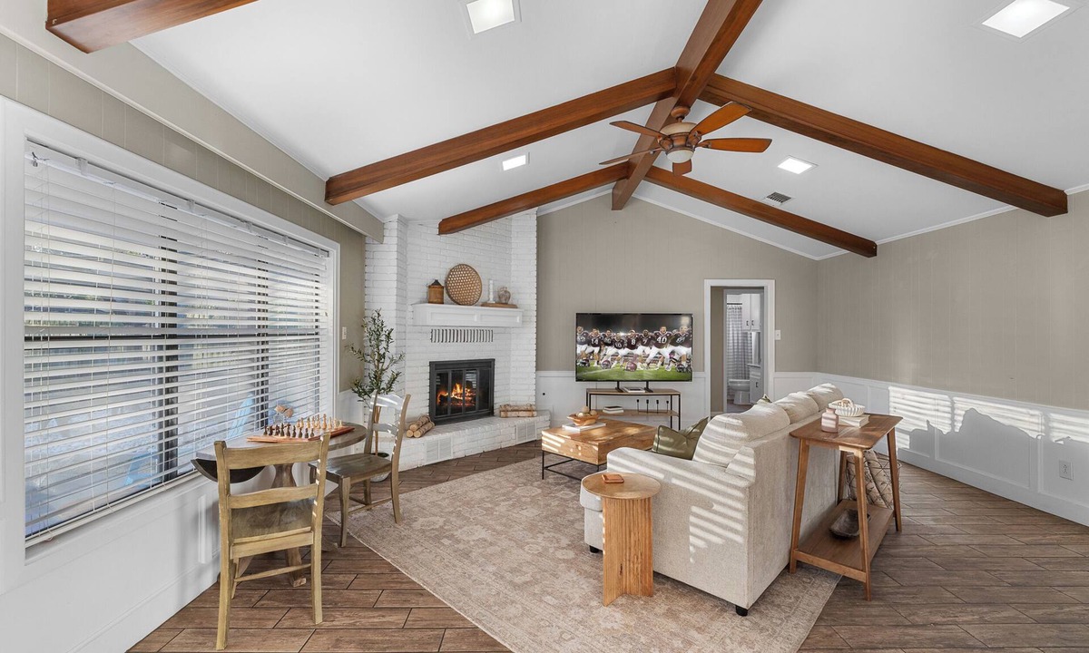 Windwood House | Spacious, Cozy, Central. 2 min to Veterans Park. Sleeps 14! King Bed. Backyard