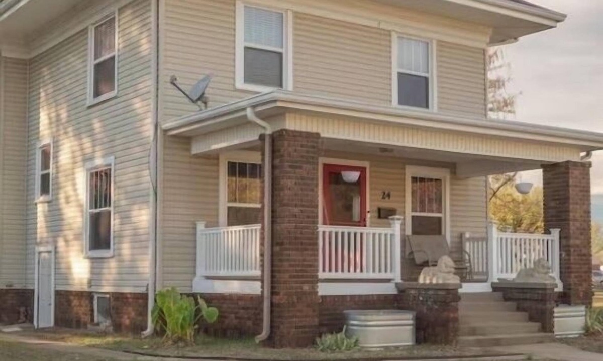 Webb City House | Spacious, Cozy Colonial Home