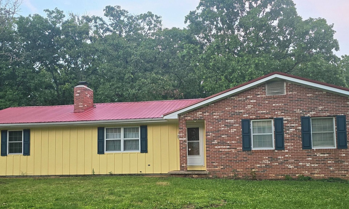 Rolla House | Spacious Cozy Stay with Back Patio & Family-Friendly Extras. Near S&T and I-44