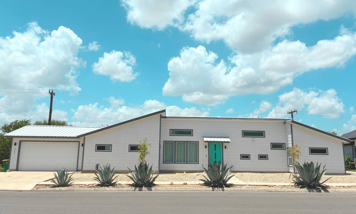 Converse House | Spacious Custom Modern 4-bedroom 4-baths house with BBQ in charming Converse