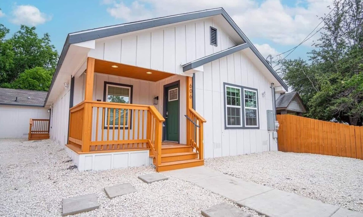 Near East Side House | Spacious Delightful 4 BR/3 BA Close to Downtown