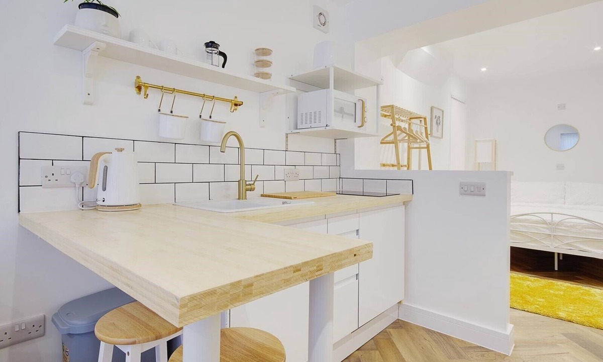 Westbourne Apartment | Spacious Deluxe Suite close to the Beach