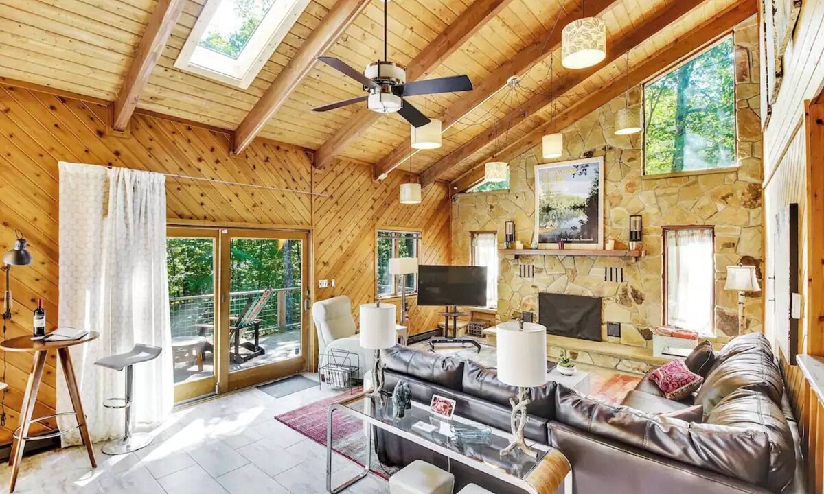 Bushkill Cabin | Spacious "Design Lodge" In Woods - Bushkill