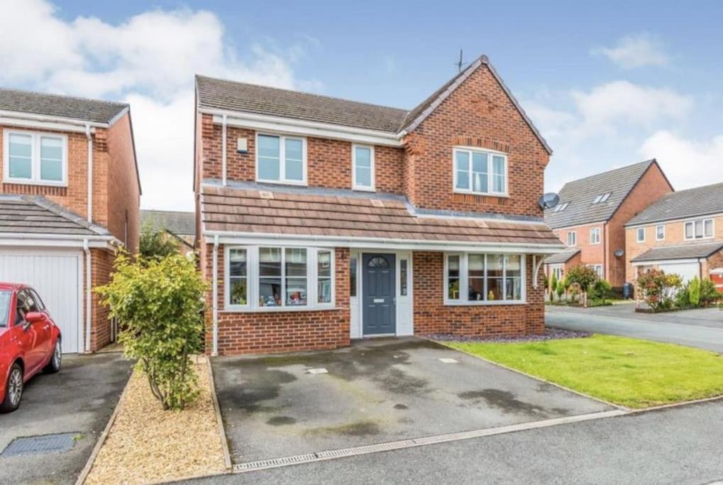 Newcastle-Under-Lyme House | SPACIOUS DETACHED 5 Bedroom4 Bathroom WIFI Parking
