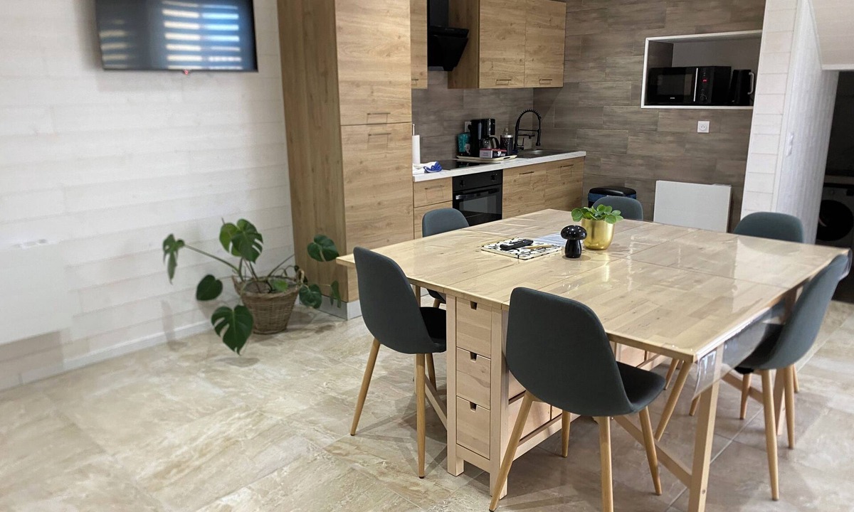 Allouagne Apartment | Spacious detached apartment in quiet area