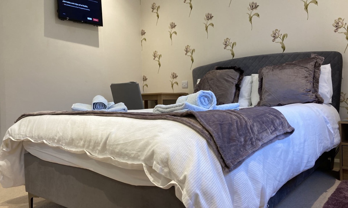 Grantham Cottage | Spacious Detached Bungalow With Ample Parking