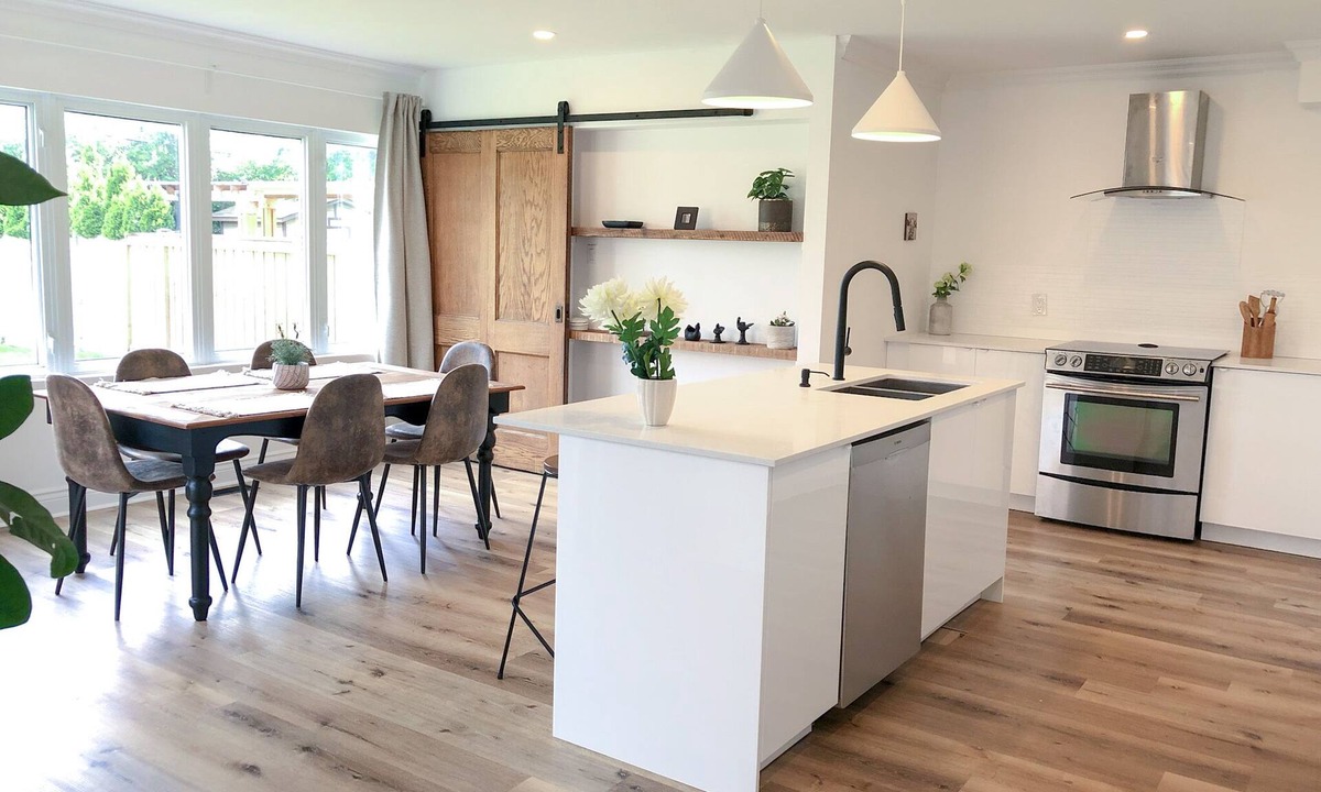 Long Branch House | Spacious Detached House close to Downtown and Lake