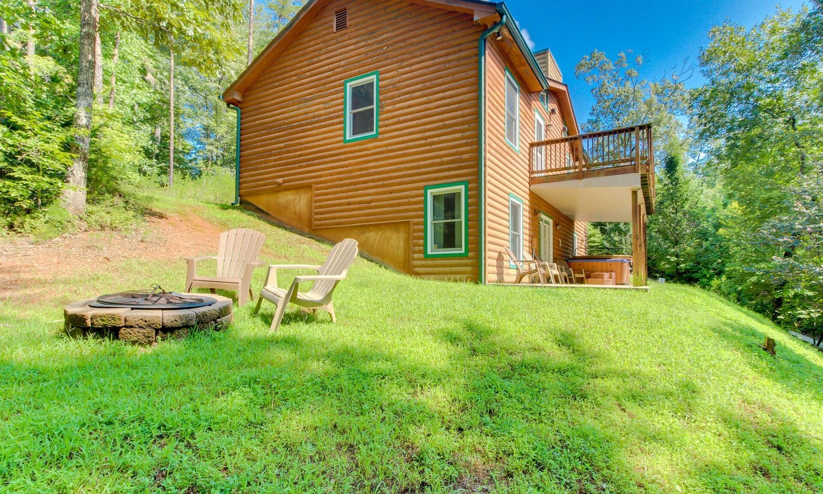Sautee Nacoochee Cabin | Spacious & dog-friendly, private hot tub, pool table, mini bar & large backyard