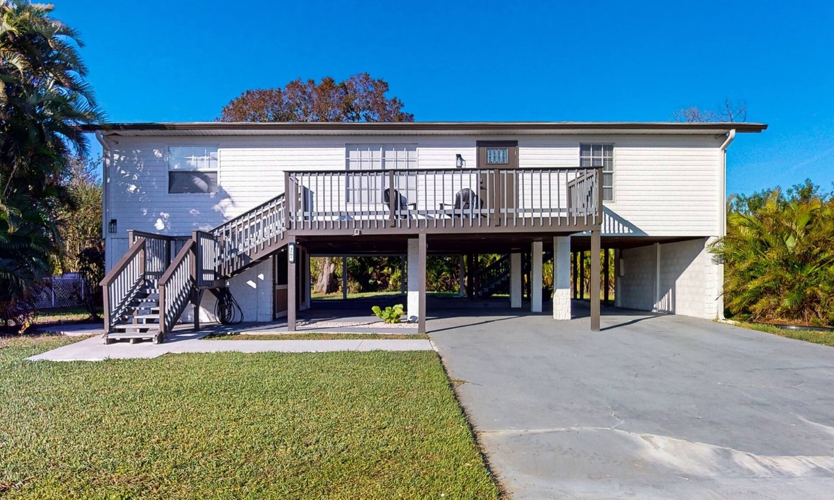 Charlotte Park House | Spacious, Dog-Friendly Retreat with Balcony & Work Space