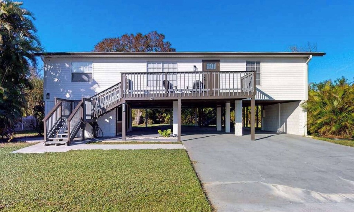 Charlotte Park House | Spacious, Dog-Friendly Retreat with Balcony & Work Space