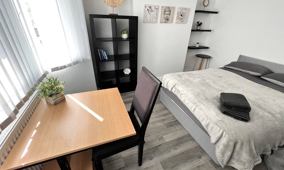 Whitefoot House | Spacious Double Room for ONE Guest in a Shared House