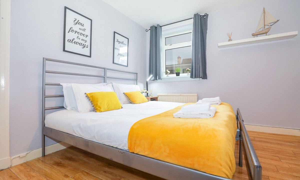 Gilmerton Bed & Breakfast | Spacious Double Room in Elegant Cottage