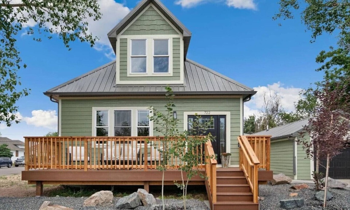 Cheyenne House | Spacious Downtown Location | 4BA, 2 Kitchens + Game Room