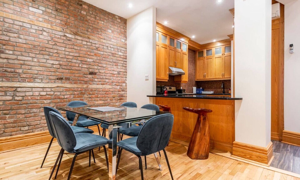 Shaughnessy Village Apartment | Spacious Downtown Montreal Apt-4BR/2BA, Free Wifi