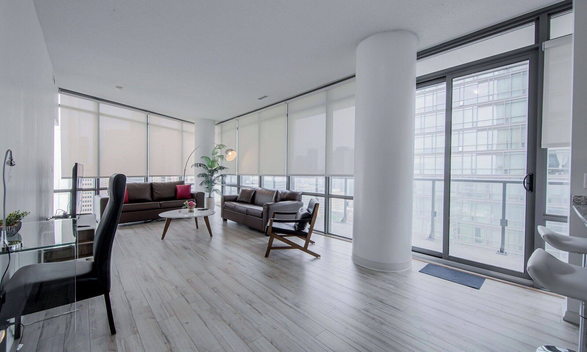 Bay Cloverhill Condo | Spacious Downtown Toronto 2BR + Den Condo | Balcony | Sleeps 8 | Near Hospitals