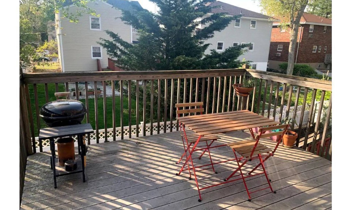 Palisades Park House | Spacious Duplex in Palisades Park