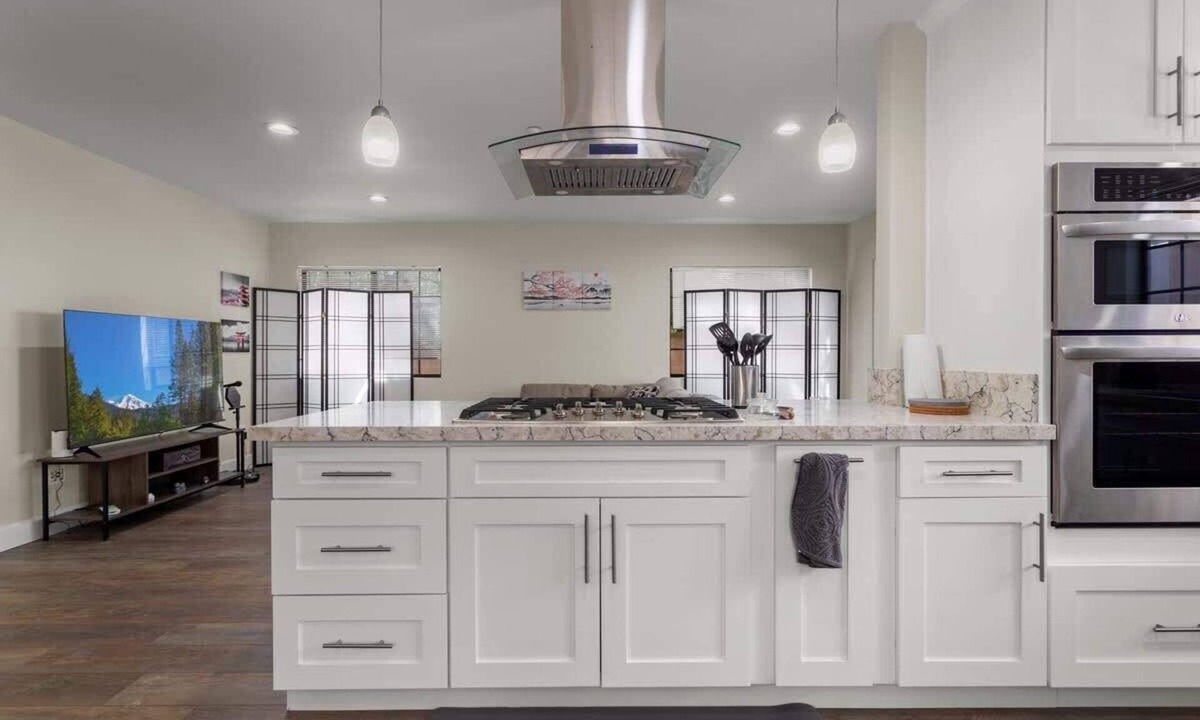 Burbank House | Spacious Elegance in the Hills