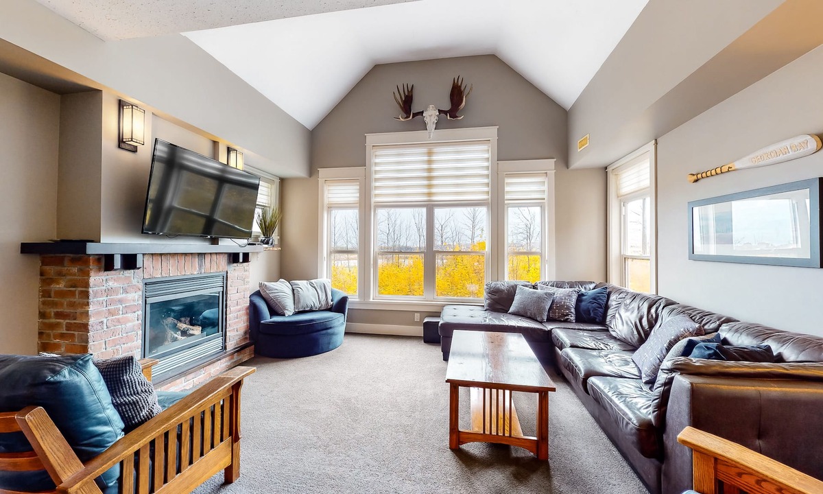 The Blue Mountains Apartment | Spacious End Unit Condo w/Board Games, Free WiFi, Patio - near Downtown