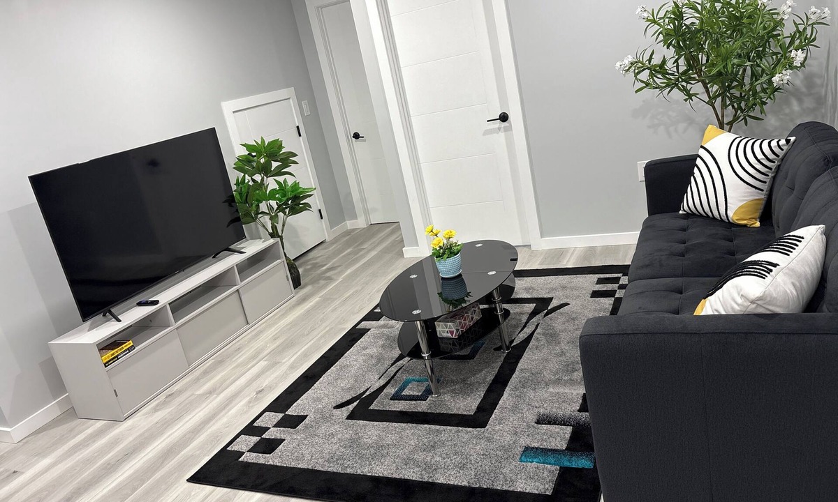 Winnipeg House | Spacious Entire Basement Suite + Parking | Self Check-In + Wi-Fi