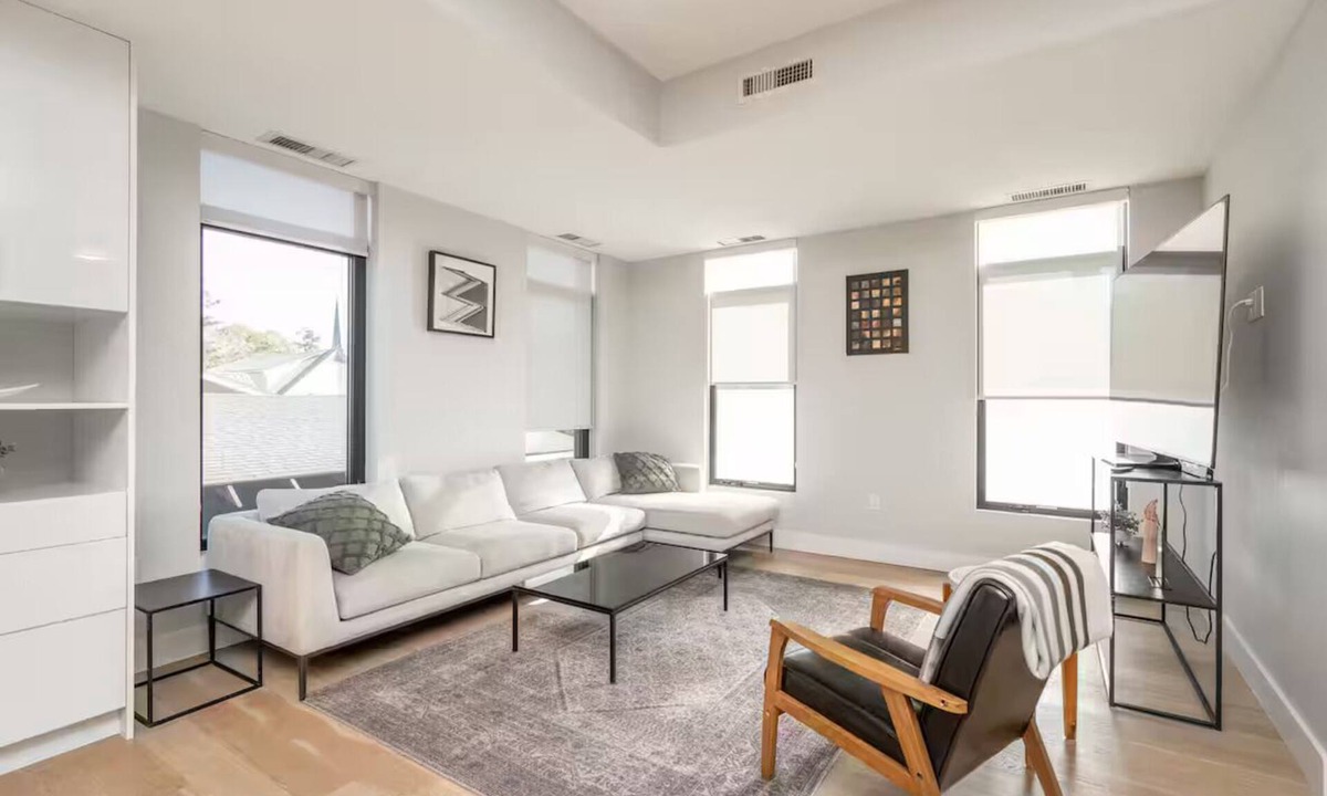 Winnipeg Condo | Spacious Executive 2-Level Condo | 2 Bed | 1.5 Bath|