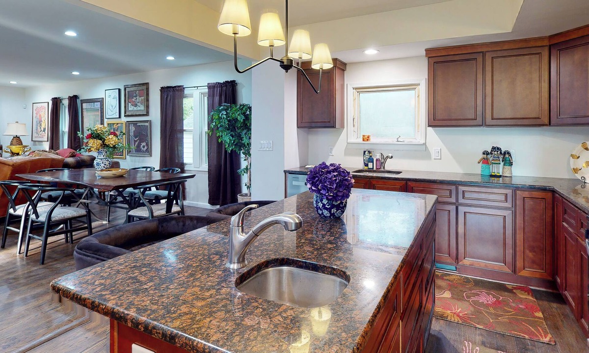 Grosse Pointe Woods House | Spacious Family Friendly Grosse Pointe Woods Beauty