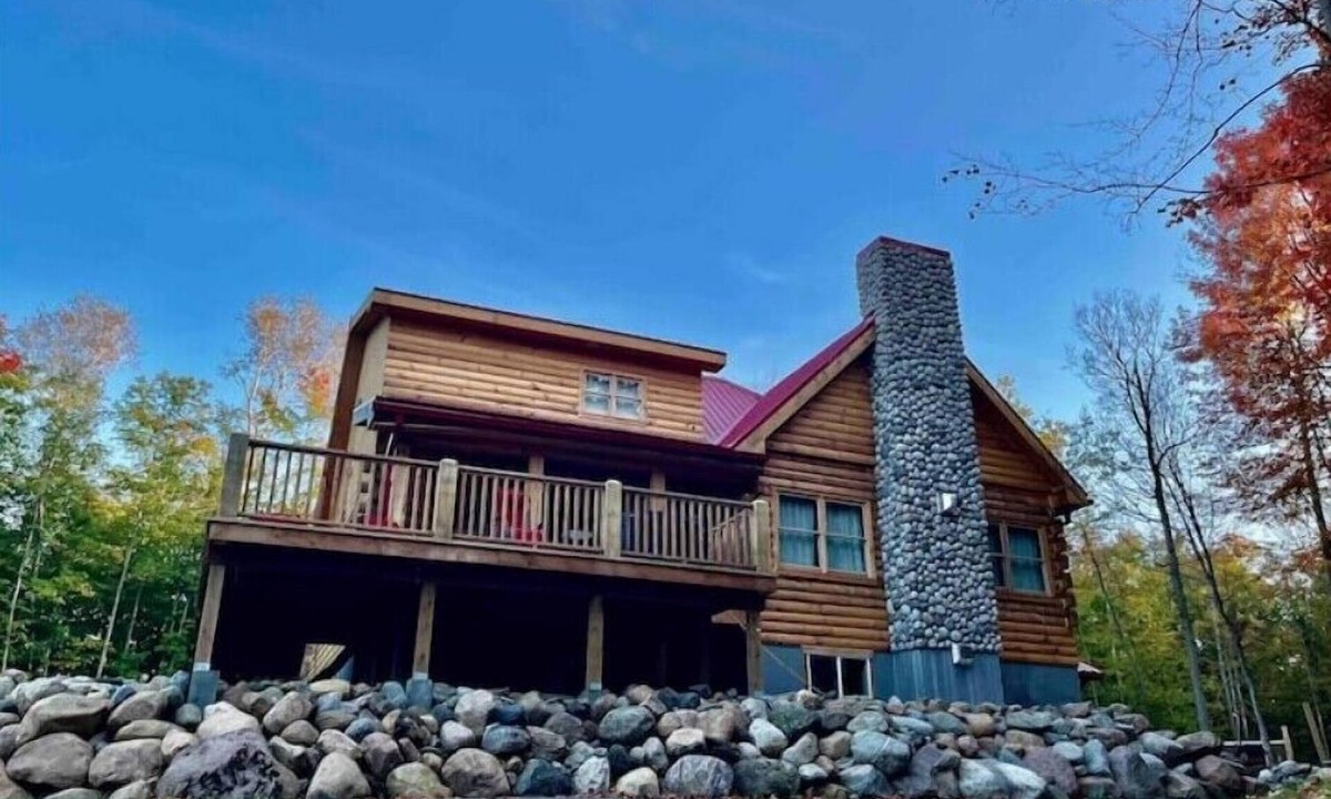 Hamilton Township Cabin | Spacious Family Cabin, Hot Tub & Pet Friendly!