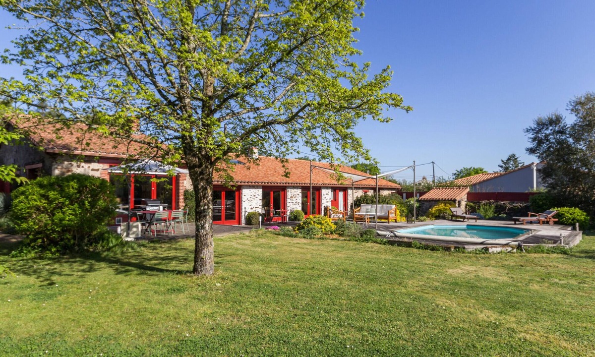 La Limouziniere Cottage | Spacious family lodge with natural pool, near Nantes