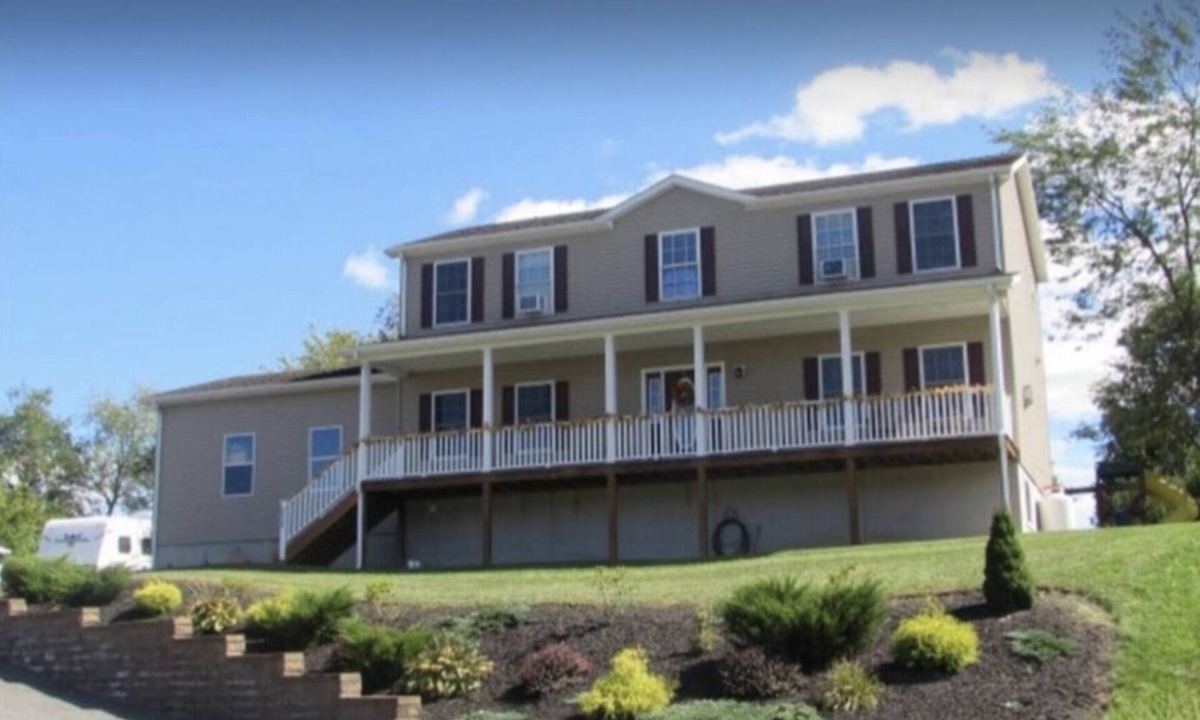 Bellefonte House | Spacious Family Friendly PSU Alumni Home