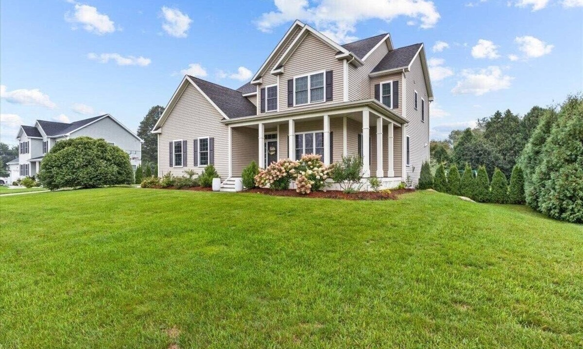 Colchester House | Spacious Family Friendly Royal Residence