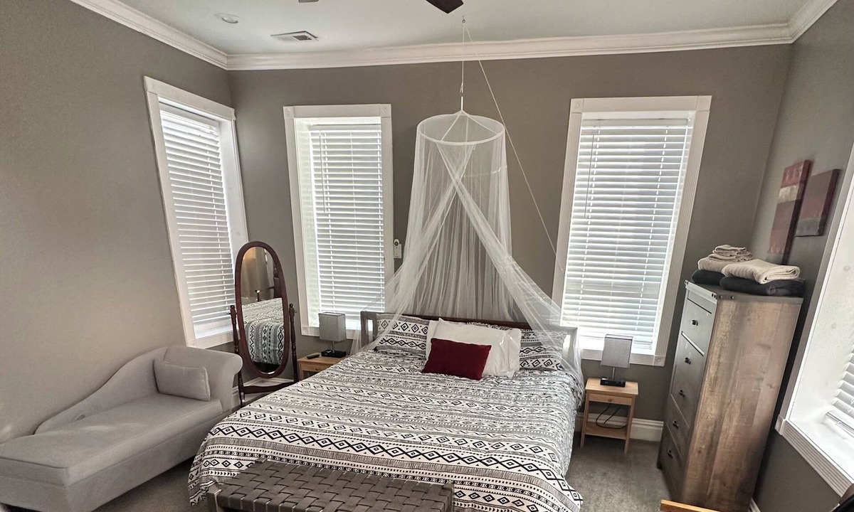 St. Louis House | Spacious Family-Friendly w/Crib, King Bed, & Secured Parking