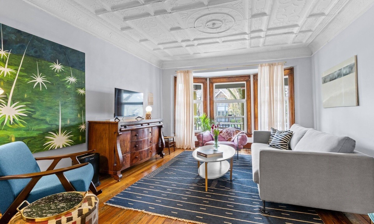 Front Park Apartment | Spacious & Family- Friendly 3-bedroom on Peaceful Historic Tree-Lined Street