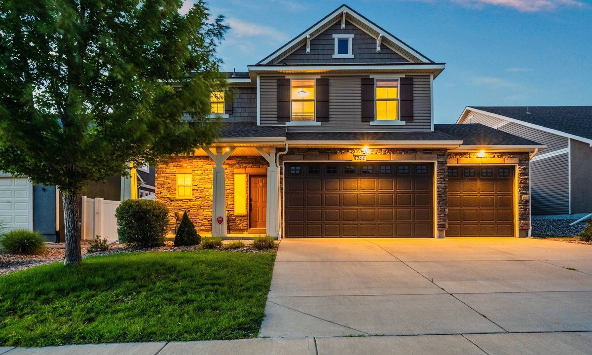 Fountain House | Spacious Family Getaway | Fire Pit & Pet Friendly