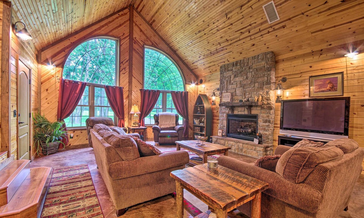 Mountain Home House | Spacious Family Home w/Fire Pit by Norfork Lake!