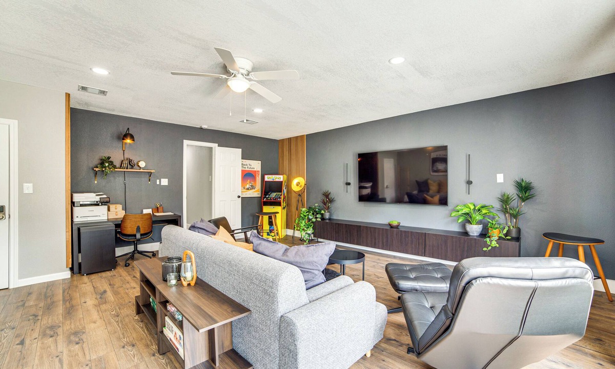 Original Town House | Spacious Family Home, 5 Mi to Galleria Dallas!