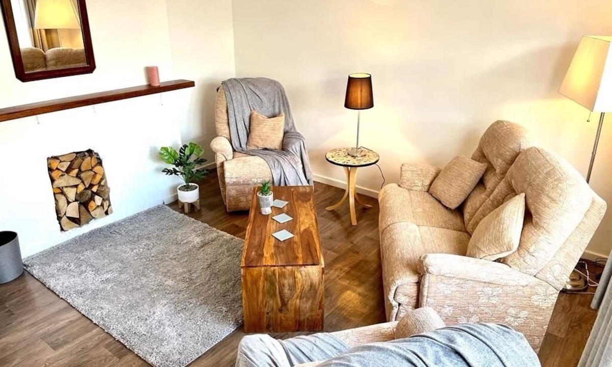 Irlam Apartment | Spacious Family Home