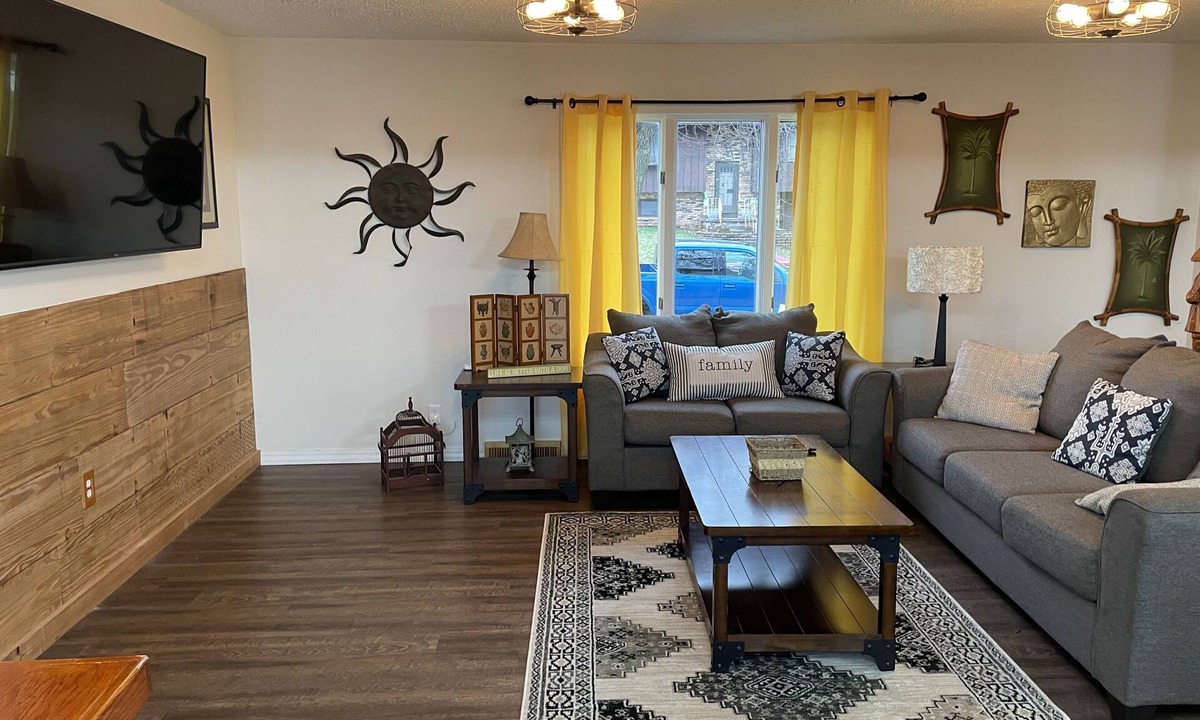 Davenport House | Spacious family home with luxe beds, fenced in back yard, heart of town!