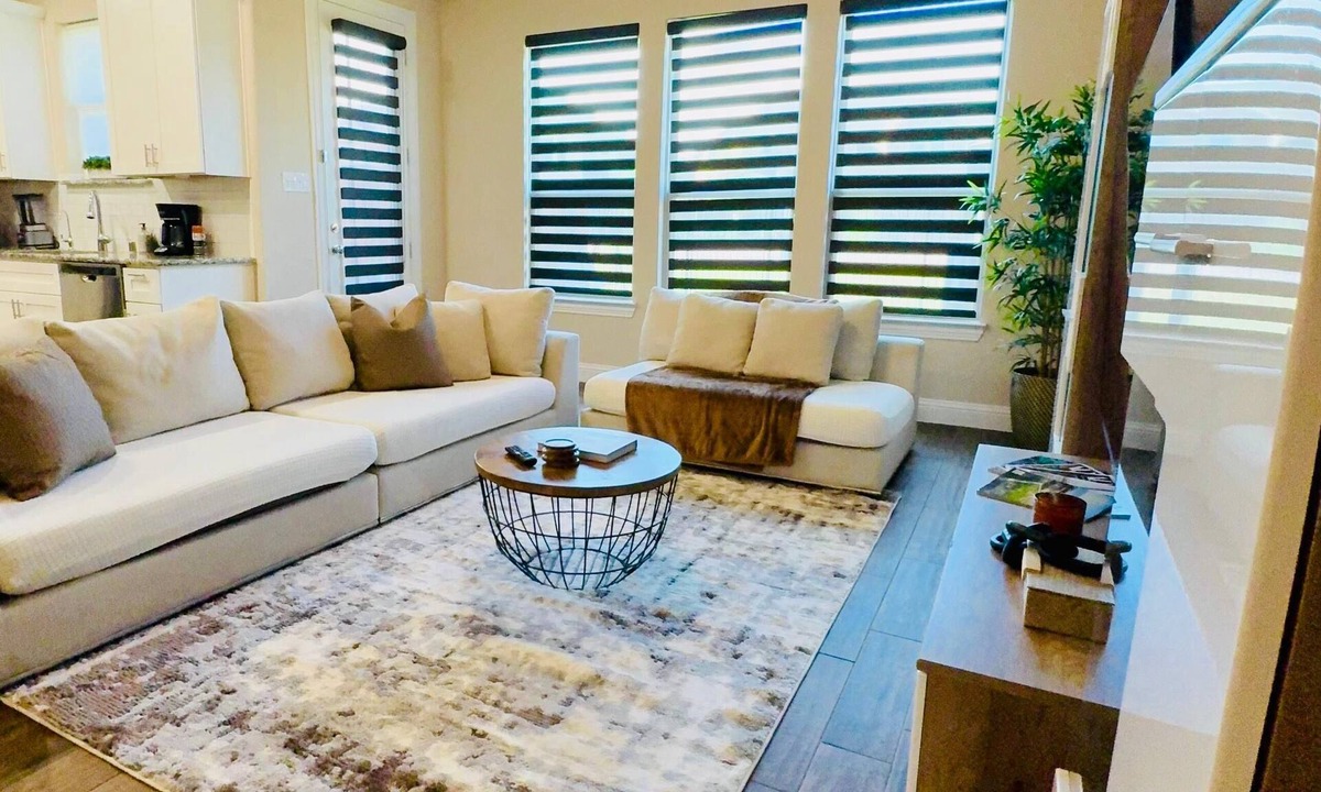 Allen House | Spacious Family Home, Walk to Shops & Dining