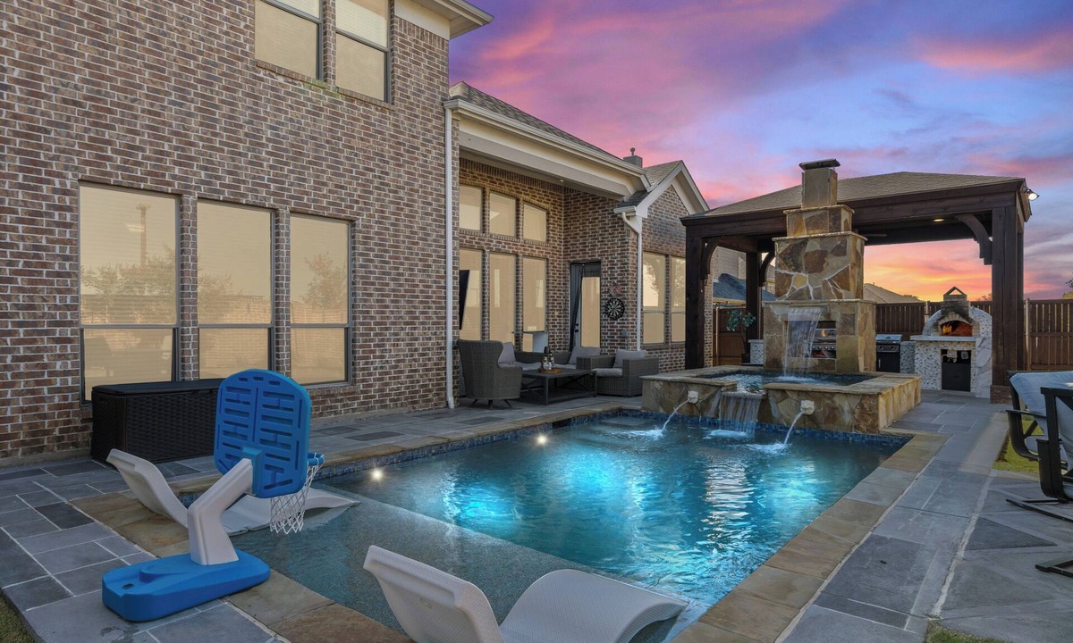 Allen House | Spacious Family Home with Heated Pool, Spa, Media Room & Pizza Oven