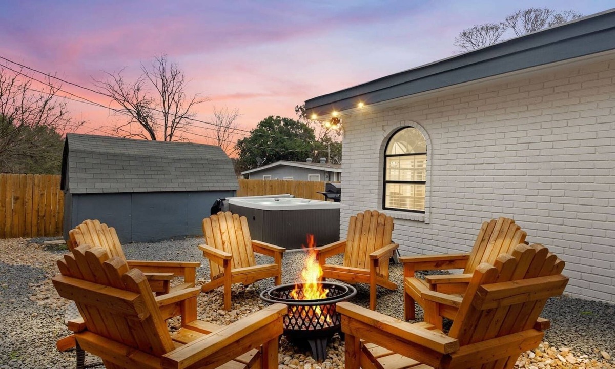Shearer Hills - Ridgeview House | Spacious Family Retreat- Hot Tub, Games & Fire Pit