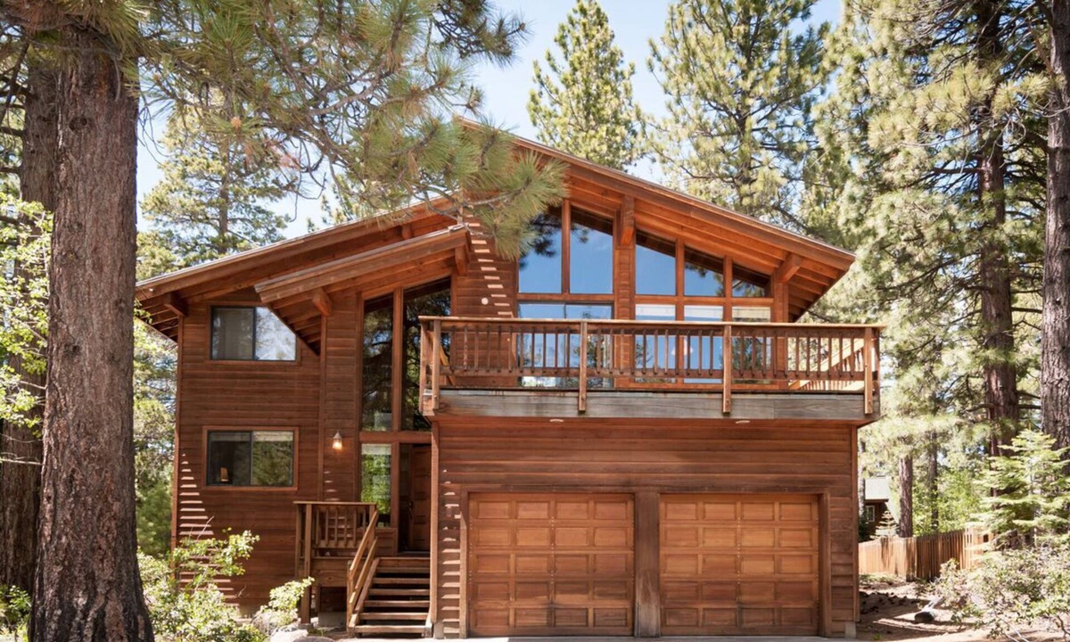 Lake Forest House | Spacious family-size Dollar Point