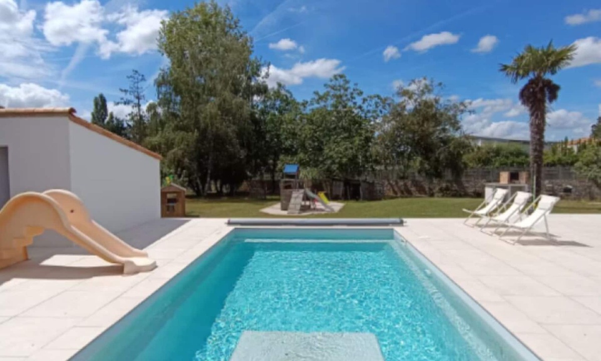 Aizenay Villa | Spacious family villa with heated pool