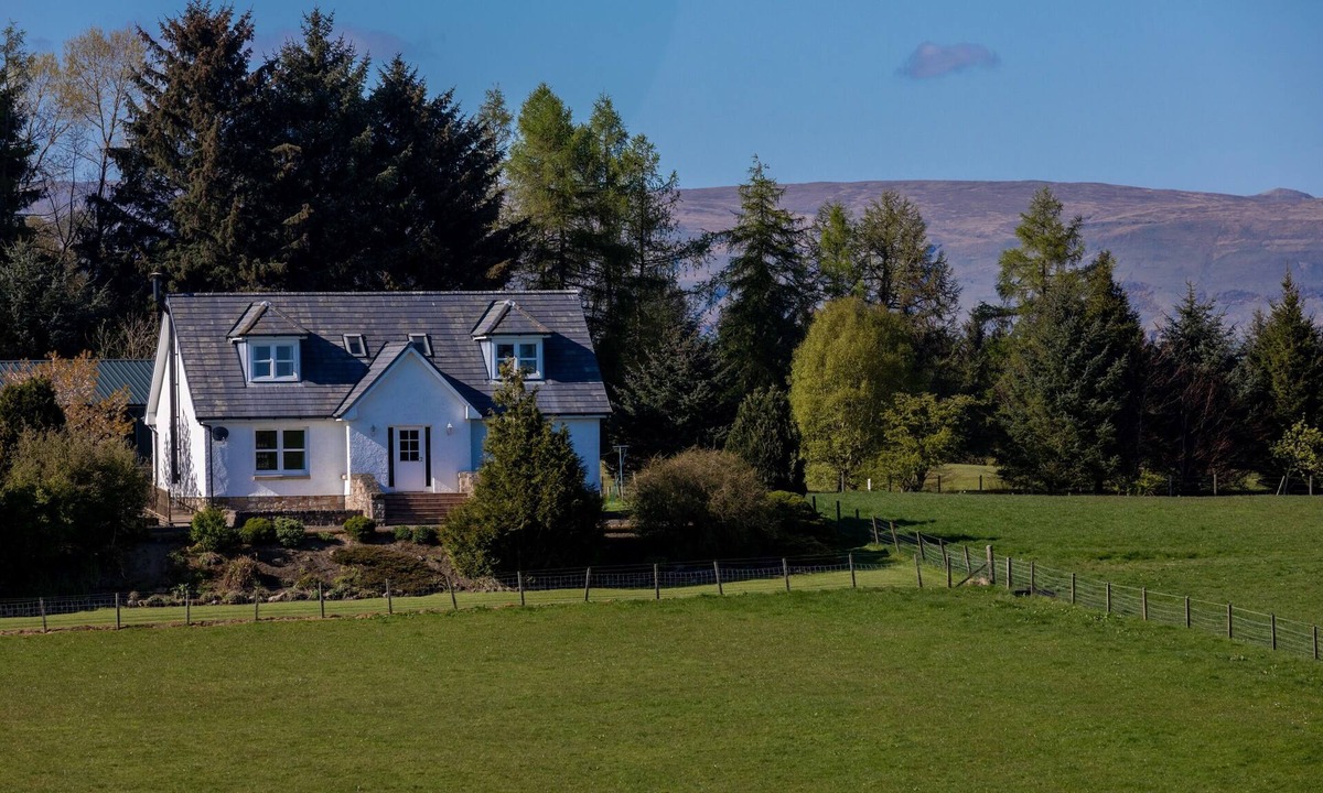 Glasgow House | Spacious farmhouse with golf views and hot tub