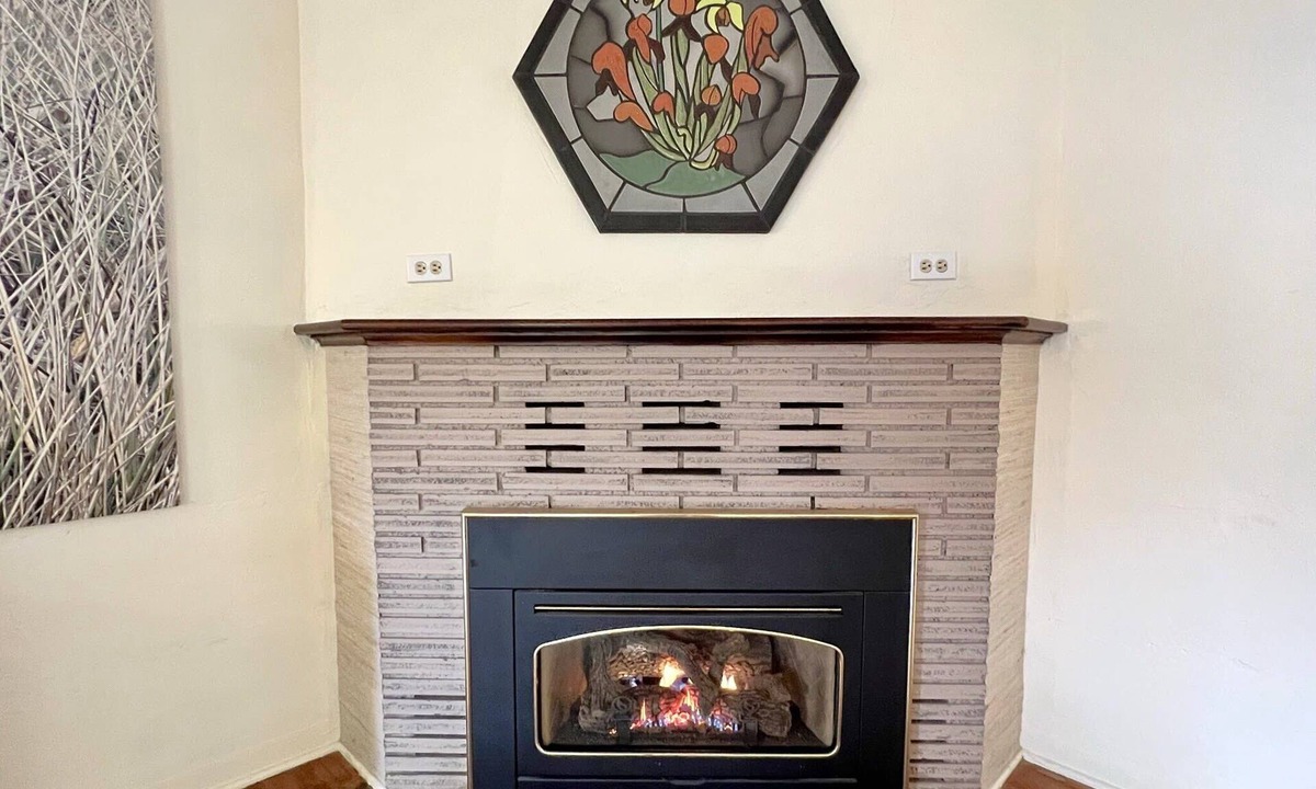 Brookings House | Spacious Fireplace Del Norte House