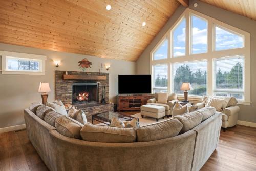 Westbrook Meadows House | Spacious Five Peaks Home with Soaking Tub and BBQ