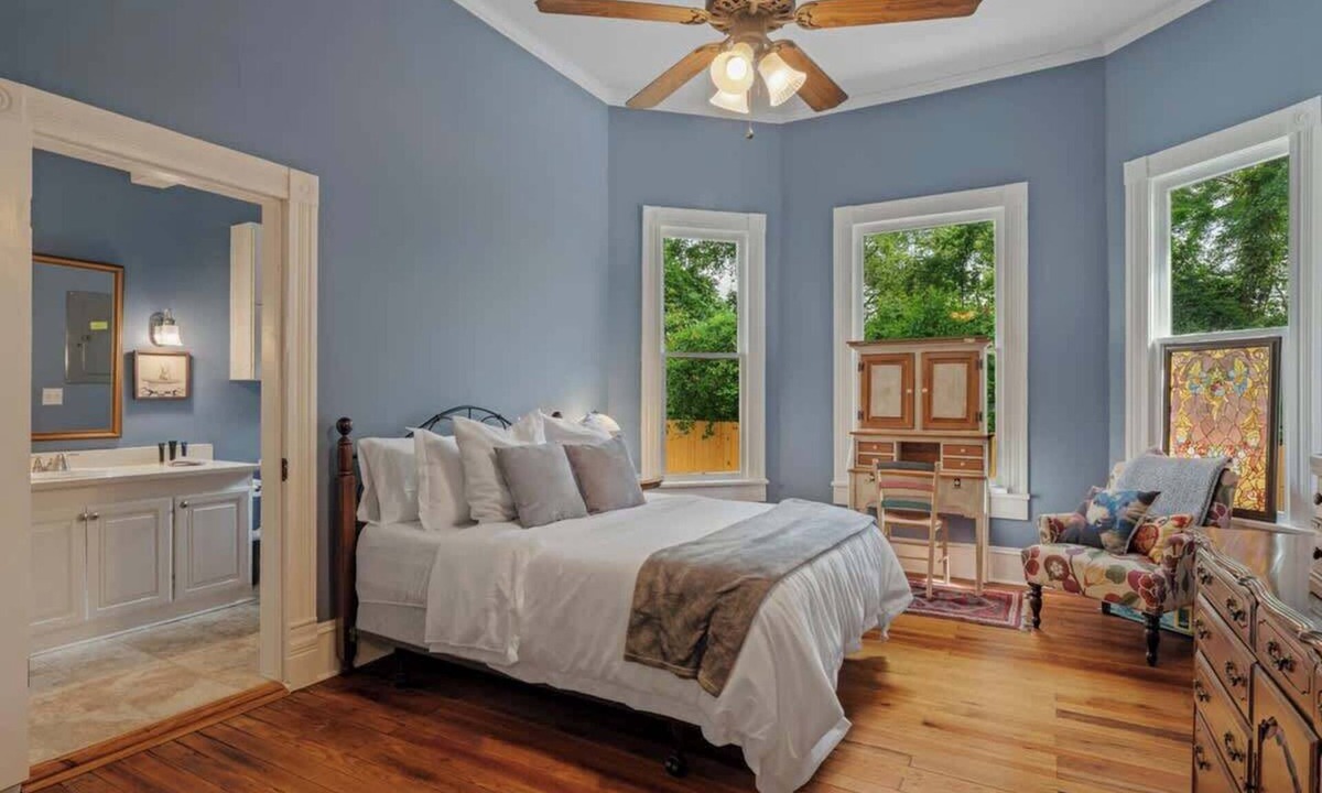 Hattiesburg House | Spacious Folk Victorian-style 3BR 3BA Home with updates